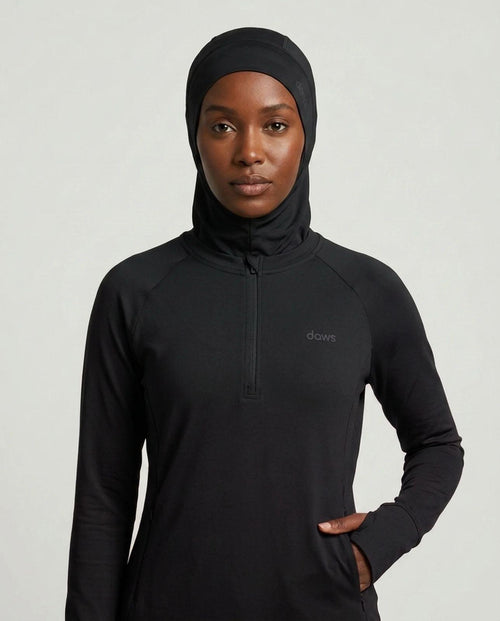 Cagoule hijab de sport DAWS noire portée — bandeau frontal et couverture du cou